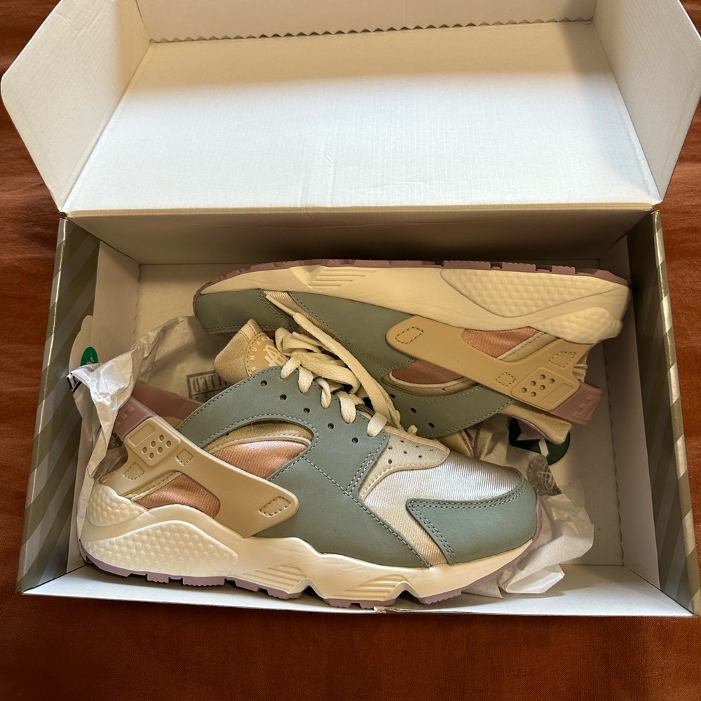 Brand new in box women’s Nike huaraches in dusty sage size W8.5